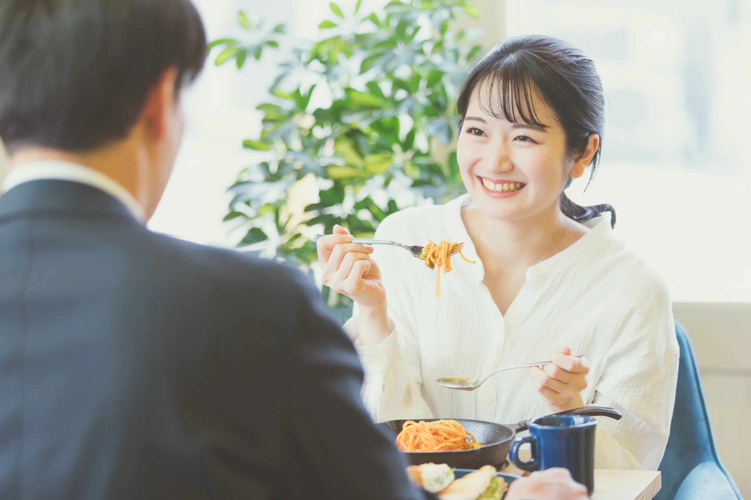 マッチングアプリで出会った女性とカフェで話す様子